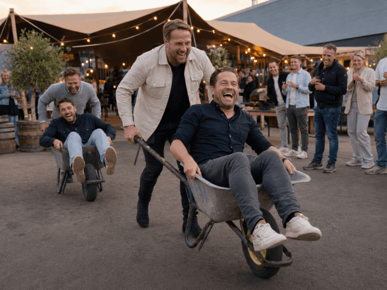 Kruiwagenrace met collega's