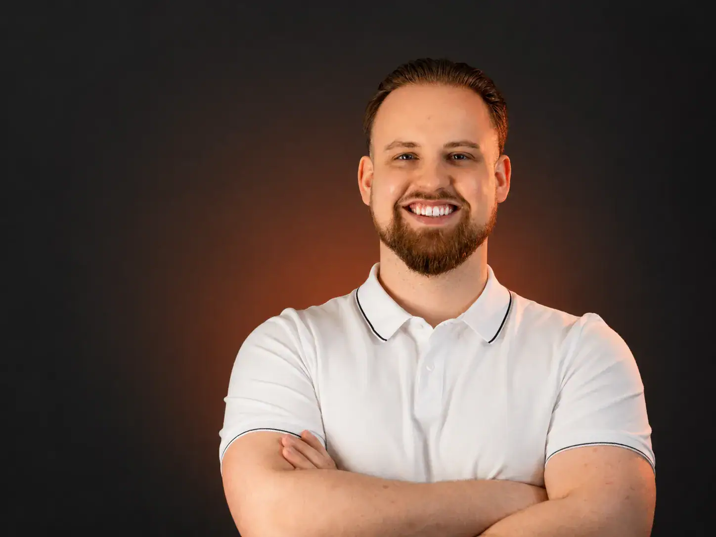 Porträt von Christian Harwardt, Geschäftsführer der Design- und Werbeagentur CSIGNITY, vor einem dunklen Hintergrund.