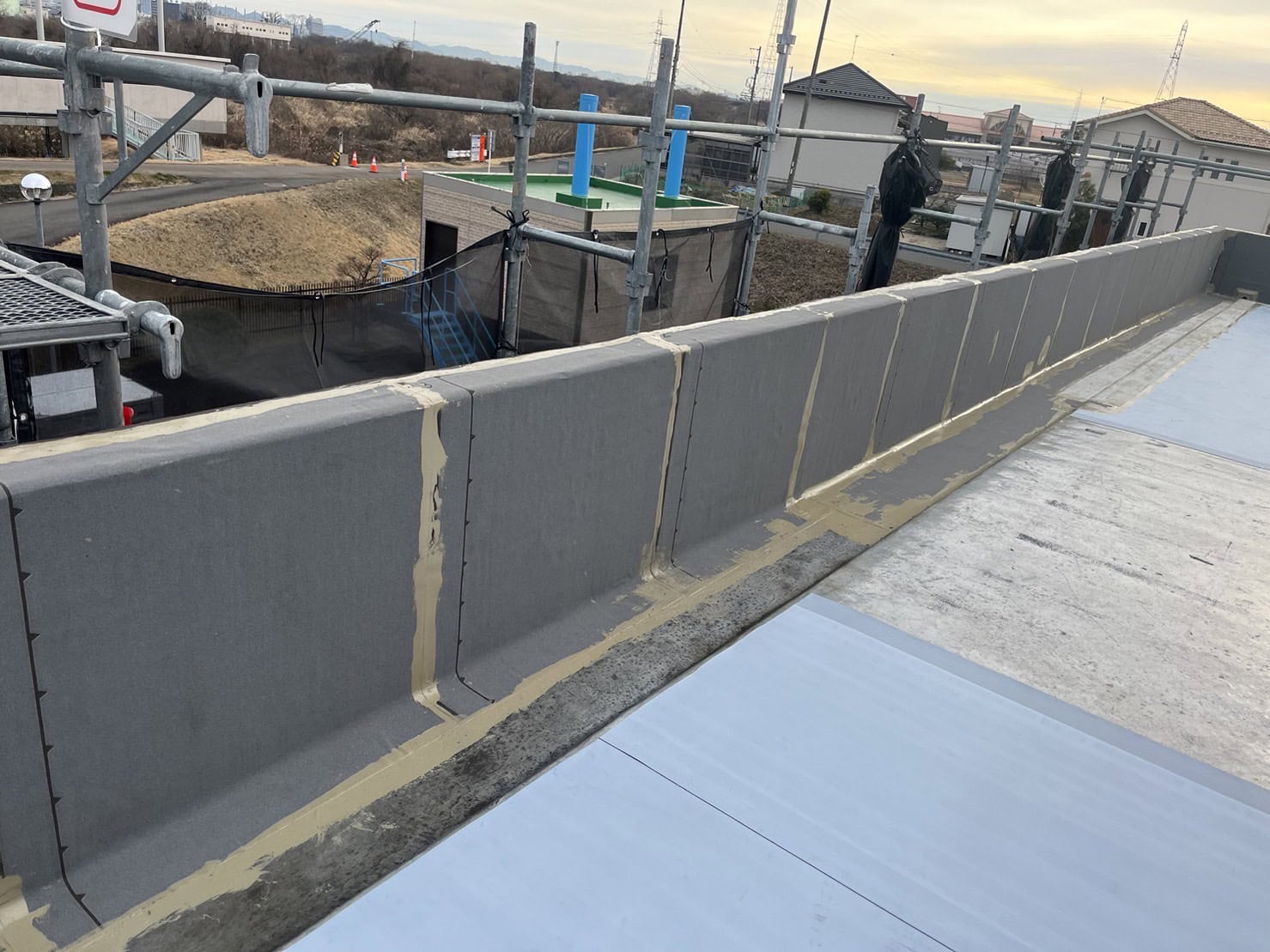 立上りアスファルトシート貼付け完了 | 中部レキセイ｜防水工事・塗装工事・ベランダ防水・雨漏れ修理｜春日井市