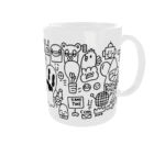 Creatieve mok met zwart-witte cartoon-illustraties, perfect voor design en branding.