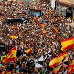 Ciudadanos concentrados de forma pacífica portando banderas en apoyo a la soberanía de Ceuta.