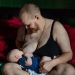 hombre trans amamantando artificialmente a bebé