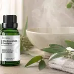 Amyron olio essenziale di eucalipto per aromaterapia e suffumigi con ciotola fumante e foglie di eucalipto
