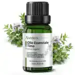 Olio essenziale di timo AMYRON con scatola e flacone 15 ml tra piante di Thymus vulgaris in ambiente naturale
