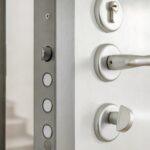 porta blindata con serratura di sicurezza a cilindro europeo con dettagli di catenacci e maniglia