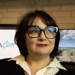 Photo de Virginie dans son bureau