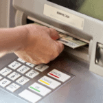 Na klej. Okradają klientów bankomatów