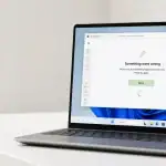 حل مشكلة متجر Microsoft Store - صورة توضيحية لشاشة متجر مايكروسوفت مع علامة إصلاح على خلفية خضراء داكنة وذهبية.