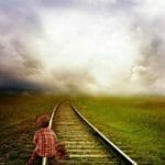 線路を歩く少年