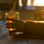 お茶を飲んでいる女性