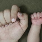 親と子供の手