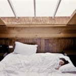 眠る女性