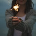 線香花火を持っている女性