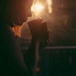 紅茶を飲んでいる女の子