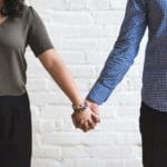手を繋いでいるカップル