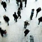 すれ違う人々