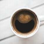 笑顔が描かれたコーヒー