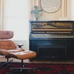 部屋に置かれたピアノ