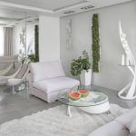 м. Пушкинская. Интерьерная съемка кухни-лофт от фотографа Кирилл Толль: Диалог фактур в Москве. Работа мастера запечатлела пространство, где грубая поэтика кирпичной кладки встречает лаконичный блеск современной кухни. Деревянный стол, массивный, словно вырубленный из цельного ствола, становится эпицентром этого противостояния. Синие стулья вносят дерзкий цветовой акцент, вспышку средиземноморского неба в индустриальном пейзаже. Черные трековые светильники на потолке из досок рисуют жесткую геометрию, подчиняя себе хаос кирпича.