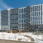 Фронтальная съемка 17-этажного дома в ЖК Новый Зеленоград (мкр. Кутузовский, д. 4, корп. 3). Архитектурное бюро SPEECH, зимний солнечный день.
