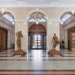 Холл отеля с мягкими диванами и деревянной отделкой