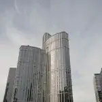 Фасад ЖК Крылья на Лобачевского — кадр Кирилла Толля, ЗАО