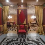 Парадный холл в ЖК Новопесковский, Арбат: симметричная планировка, чёрно-белая мозаика, золотые портьеры, анфилада с античными фресками