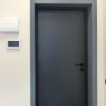 Пустой кабинет с потолочным освещением