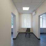 Панорамное освещение в пустом офисе
