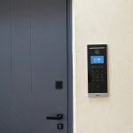 Офис Cat A, входная группа с серой дверью, ровная покраска стен