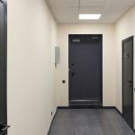 Угловой ракурс офиса: ровная геометрия стен