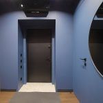 Фото интерьера прихожей в синем цвете, стиль лофт, круглое зеркало и встроенный шкаф, квартира на Пушкинской — съёмка Кирилла Толль