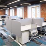 Рабочие места open space с белыми столами, креслами и кирпичными стенами в БЦ Лотос, фотосъемка интерьеров Кирилла Толль
