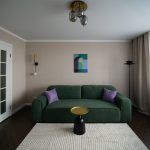 Дизайн гостиной с изумрудным диваном и лавандовыми акцентами, Барышиха 6