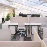 Офис в стиле Soft Modern, фиолетовая реечная перегородка, белые столы со скругленными углами, фотограф Кирилл Толль