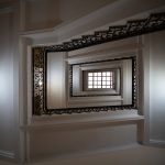 Парадный подъезд исторического дома: кованые перила, классическая лепнина