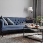 Синий вельветовый диван Chesterfield в интерьере гостиной при дневном свете, кофейный столик с чаем. Ленинградский проспект, Москва.