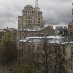 Вид из окна на исторические крыши района Патриарших прудов и башню дома Патриарх