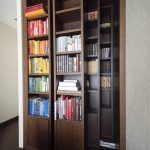 Встроенный книжный шкаф с выдвижной секцией в интерьере кабинета. Фотограф Кирилл Толль.