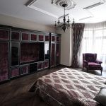 Встроенный шкаф с бархатными вставками и мягкое кресло в интерьере спальни ЖК Грин Плаза, Хлыновский тупик 4. Классический стиль с элементами ар-деко.