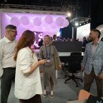 Финальный групповой портрет команды и соучредителей Space Office в момент искреннего дружеского смеха с VIP-гостем стенда. Выставка завершена, брифы собраны, контакты налажены. Эмоции транслируют лидерство и надежность бренда.