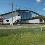 В сырых кадрах на стеклах всегда проступают хаотичные блики, отражения соседних серых многоэтажек, строительных заборов или дорожной техники. Ретушь позволяет аккуратно приглушить этот шум, оставив в отражении только чистое небо и мягкую зелень деревьев.