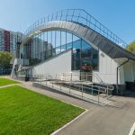 Входная группа спортивного комплекса «Бассейн Ясенево» с современным пандусом для маломобильных граждан. Архитектурная съемка, фотограф Кирилл Толль.