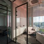 Интерьер современного офиса в БЦ iCITY с панорамными окнами, переговорной комнатой и мягкими креслами у окна с видом на Москву