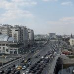 
Локация: Москва, ул. Большая Полянка, 1/3. Элитный сталинский дом (1940 г.) у самого начала моста.
Объекты в кадре:
Мост: Большой Каменный мост.
Кремль: Западная стена. Прямо перед окнами — Водовзводная башня (у воды) и Боровицкая башня (въездная). Виден Большой Кремлевский дворец.
Река: Москва-река и Пречистенская набережная.
Особенности: Фото сделано с высокого этажа (5–7 эт.), что дает прямой «фронтальный» вид на официальный символ России (этот ракурс считается эталонным и самым дорогим в недвижимости Москвы).
