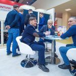 репортажный фотограф.  выставочные стенды и работа на них