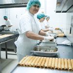 Готовая продукция на стеллажах: съемка на фабрике в Москве