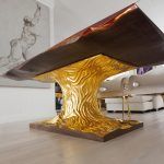 Интерьер с резным столом, общая атмосфера
