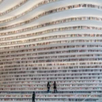 The debate on emerging technologies and generative AI raises ethical and social challenges. Discover how human-AI symbiosis and nanotechnology may redefine work and society.