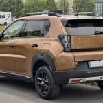 Fiat Grande Panda Electric La Prima photographiée de trois quarts arrière